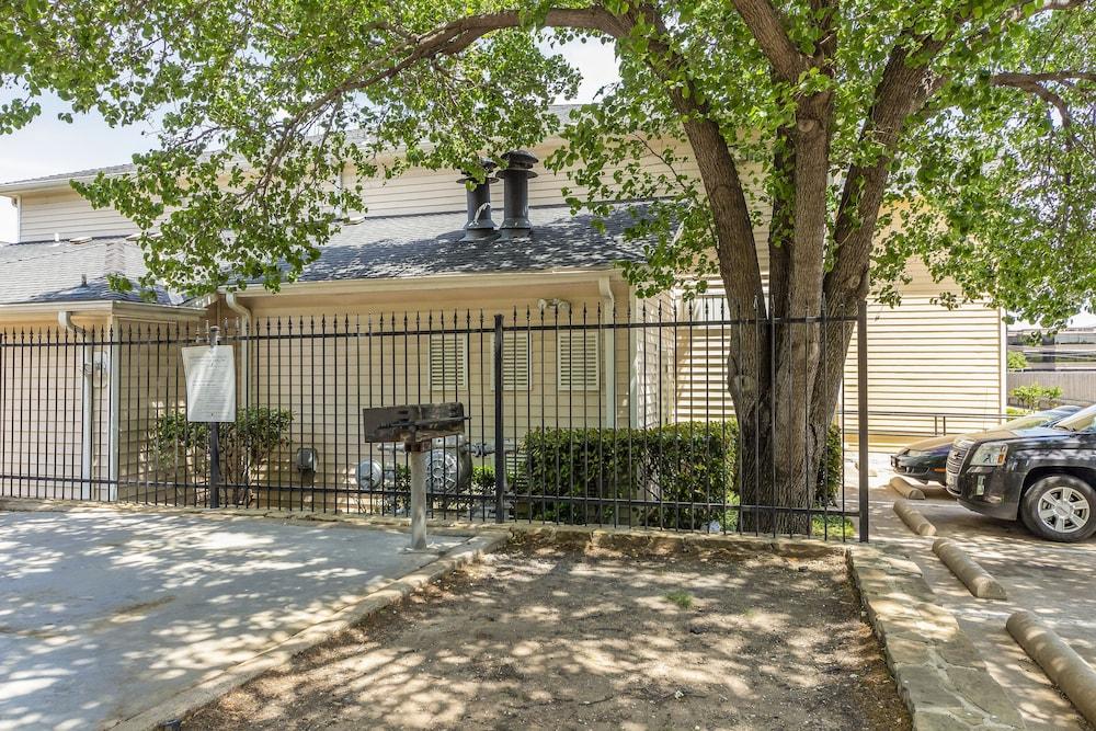 Motel Hometowne By Red Roof Dallas - North - Tollway