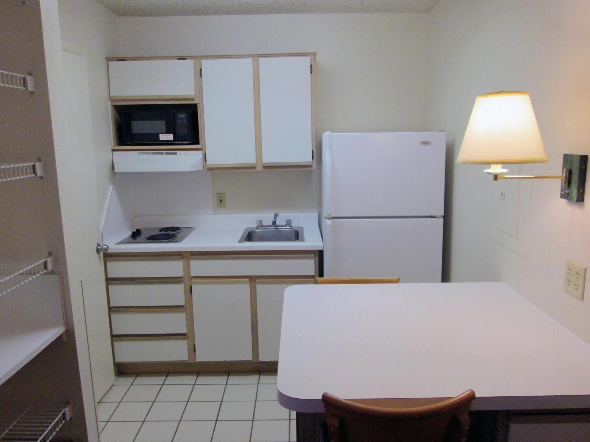 Motel Hometowne By Red Roof Dallas - North - Tollway 2*